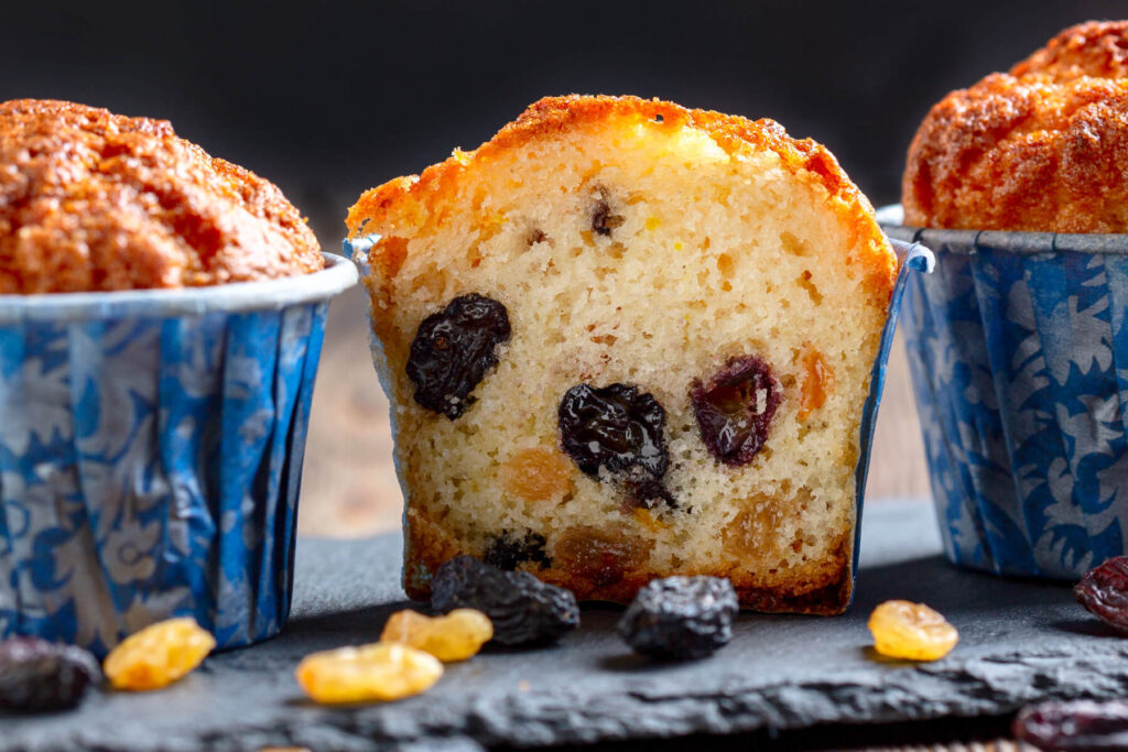 Luftige Rosinen-Muffins mit hoher Kuppel