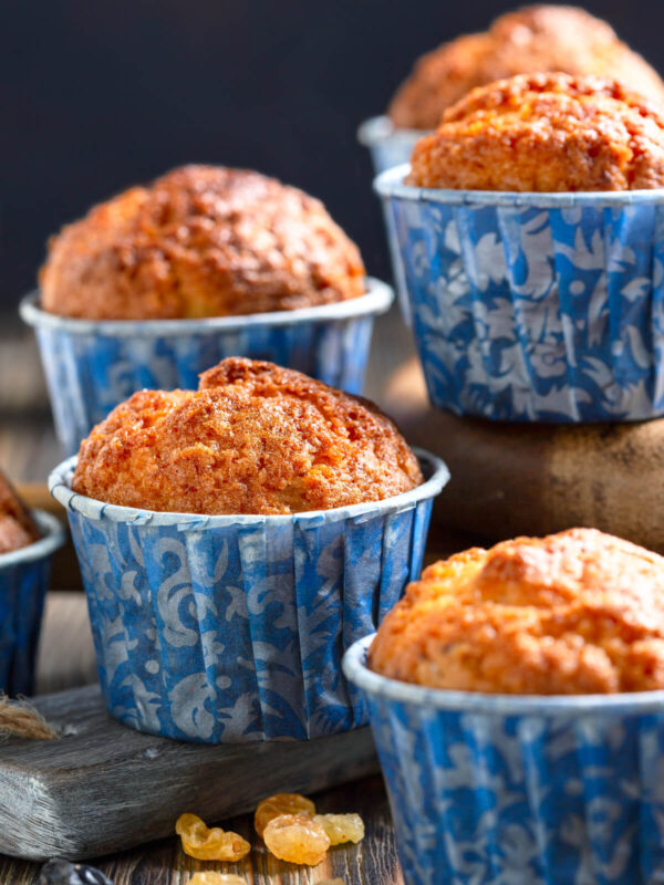 Luftige Rosinen-Muffins mit hoher Kuppel