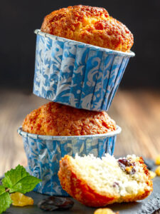 Luftige Rosinen-Muffins mit hoher Kuppel