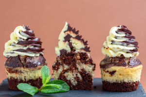 Marmorierte Schoko-Vanille-Cupcakes mit zweifarbigem Frosting 5