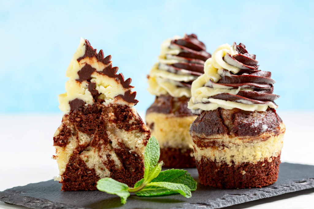 Marmorierte Schoko-Vanille-Cupcakes mit zweifarbigem Frosting 5