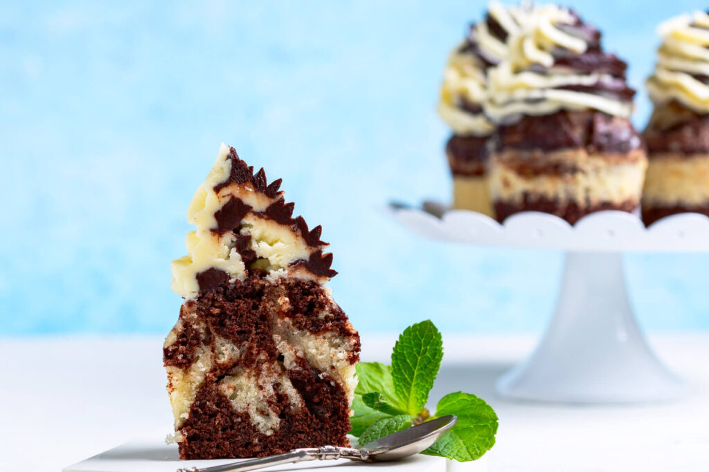 Marmorierte Schoko-Vanille-Cupcakes mit zweifarbigem Frosting 5