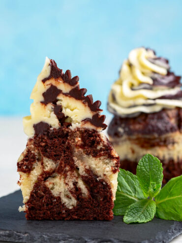 Marmorierte Schoko-Vanille-Cupcakes mit zweifarbigem Frosting 5