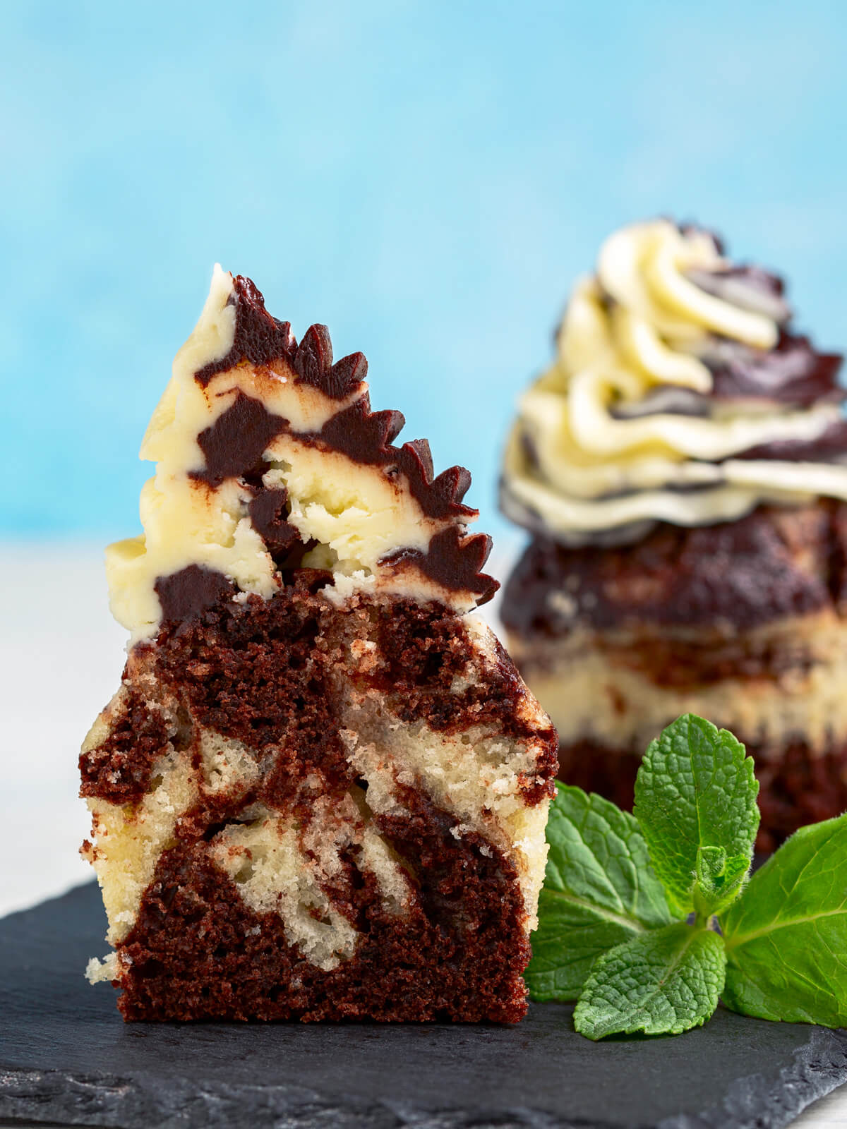 Marmorierte Schoko-Vanille-Cupcakes mit zweifarbigem Frosting 5