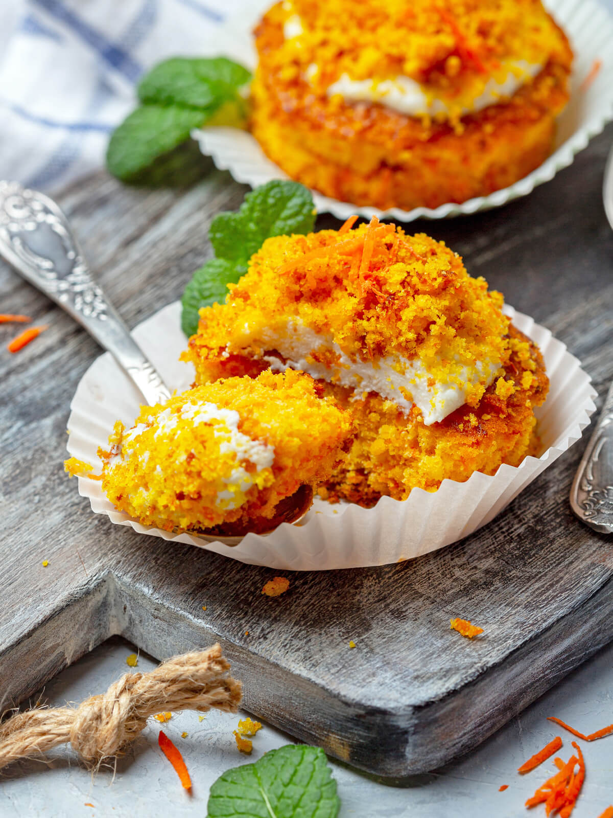 Mini Karotten-Törtchen mit Frischkäsecreme und Krümel-Topping