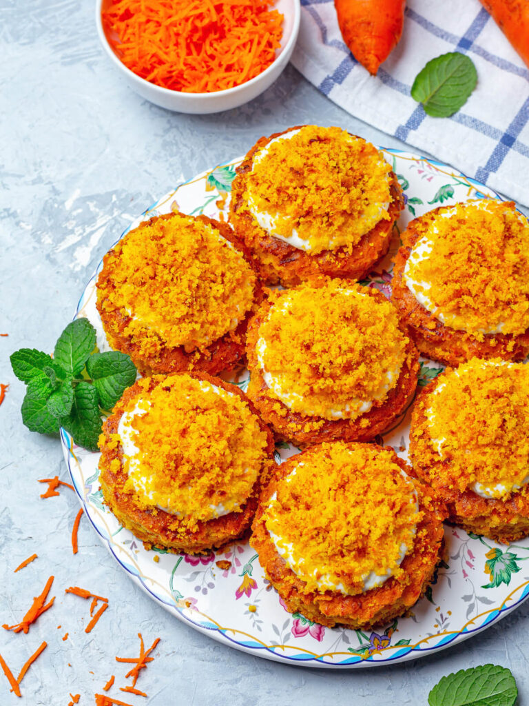 Mini Karotten-Törtchen mit Frischkäsecreme und Krümel-Topping