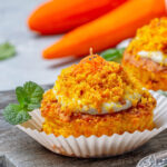 Mini Karotten-Törtchen mit Frischkäsecreme und Krümel-Topping