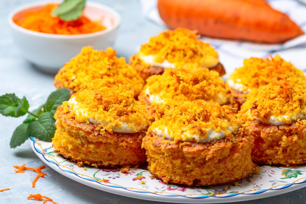 Mini Karotten-Törtchen mit Frischkäsecreme und Krümel-Topping