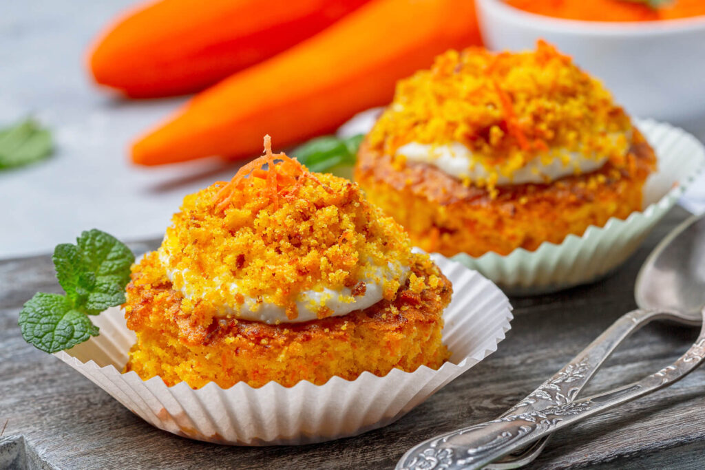 Mini Karotten-Törtchen mit Frischkäsecreme und Krümel-Topping