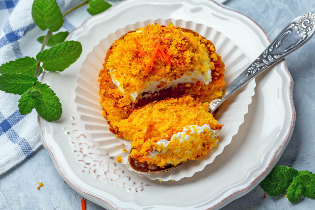Mini Karotten-Törtchen mit Frischkäsecreme und Krümel-Topping