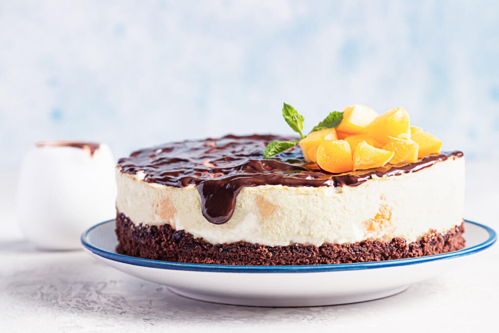 No-Bake Aprikosen-Cheesecake mit Schokoladen-Ganache (Käsekuchen ohne Backen)