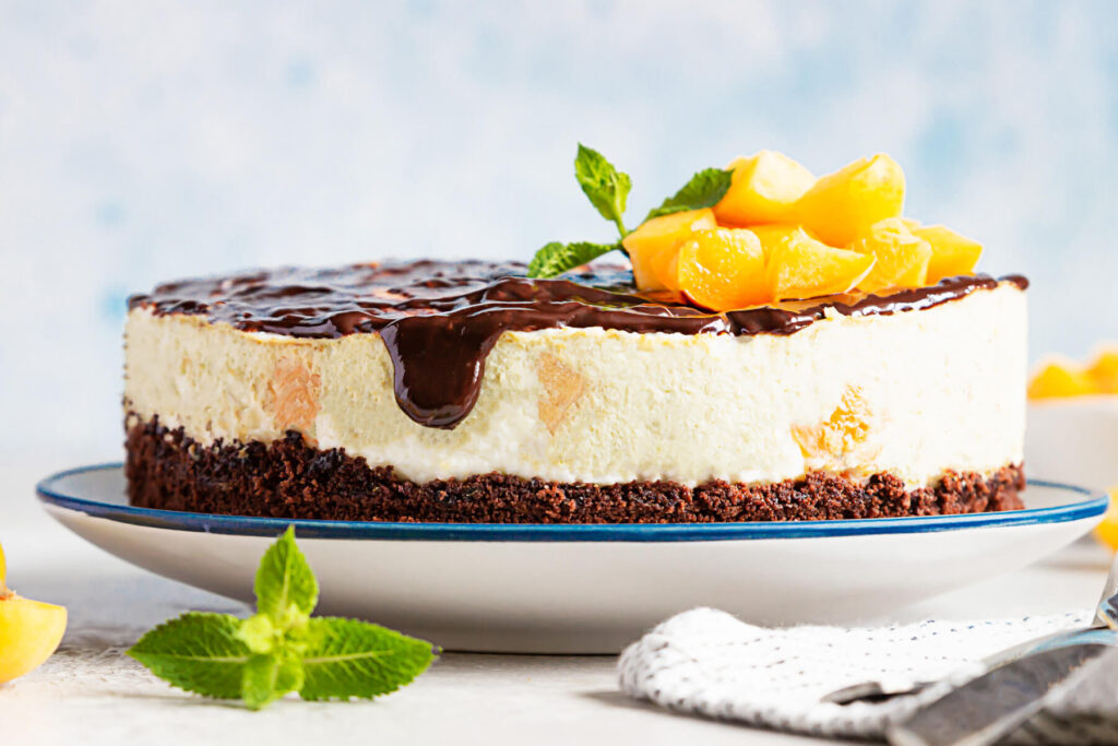 No-Bake Aprikosen-Cheesecake mit Schokoladen-Ganache (Käsekuchen ohne Backen)