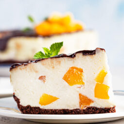 No-Bake Aprikosen-Cheesecake mit Schokoladen-Ganache (Käsekuchen ohne Backen)