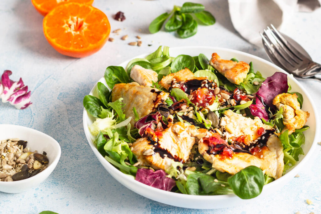 Putenbrust-Salat mit Kernenmix und Mandarinendressing