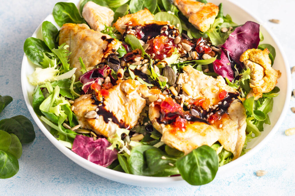 Putenbrust-Salat mit Kernenmix und Mandarinendressing