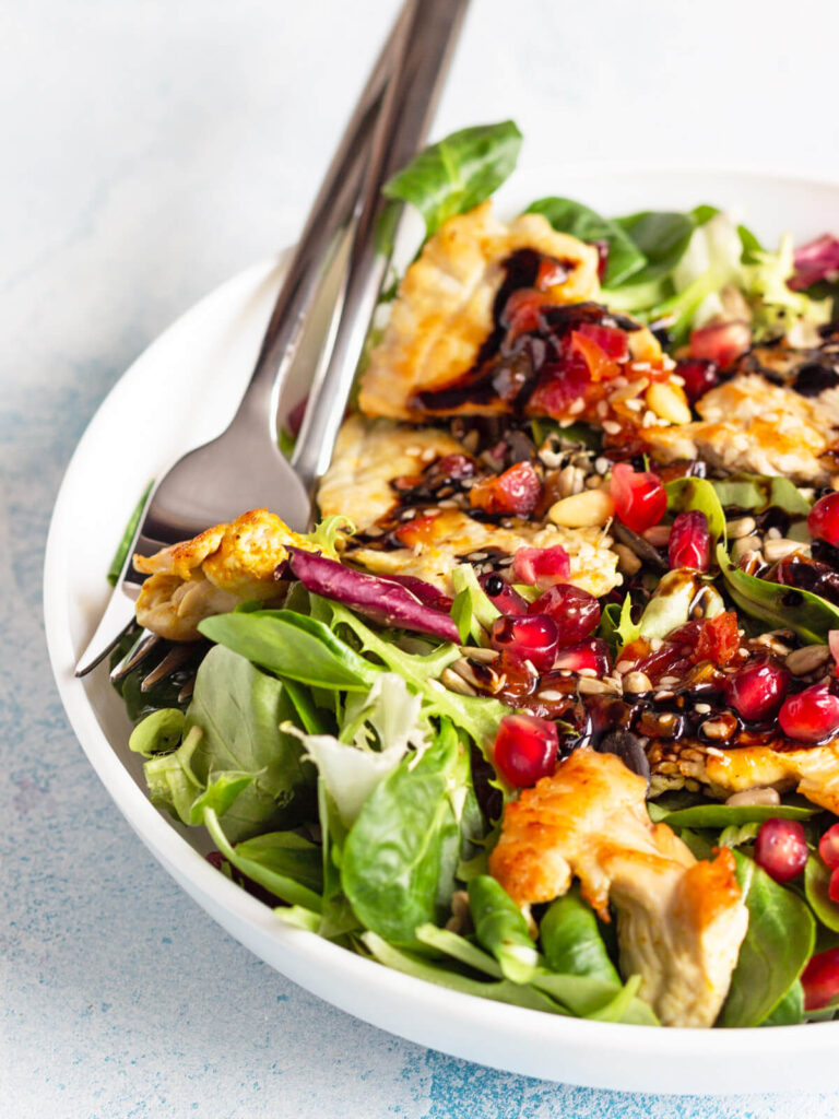 Putenbrust-Salat mit Kernenmix und Mandarinendressing
