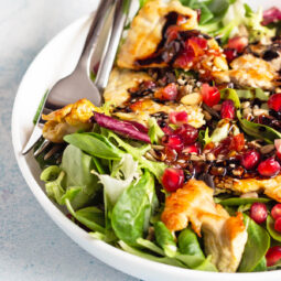 Putenbrust-Salat mit Kernenmix und Mandarinendressing