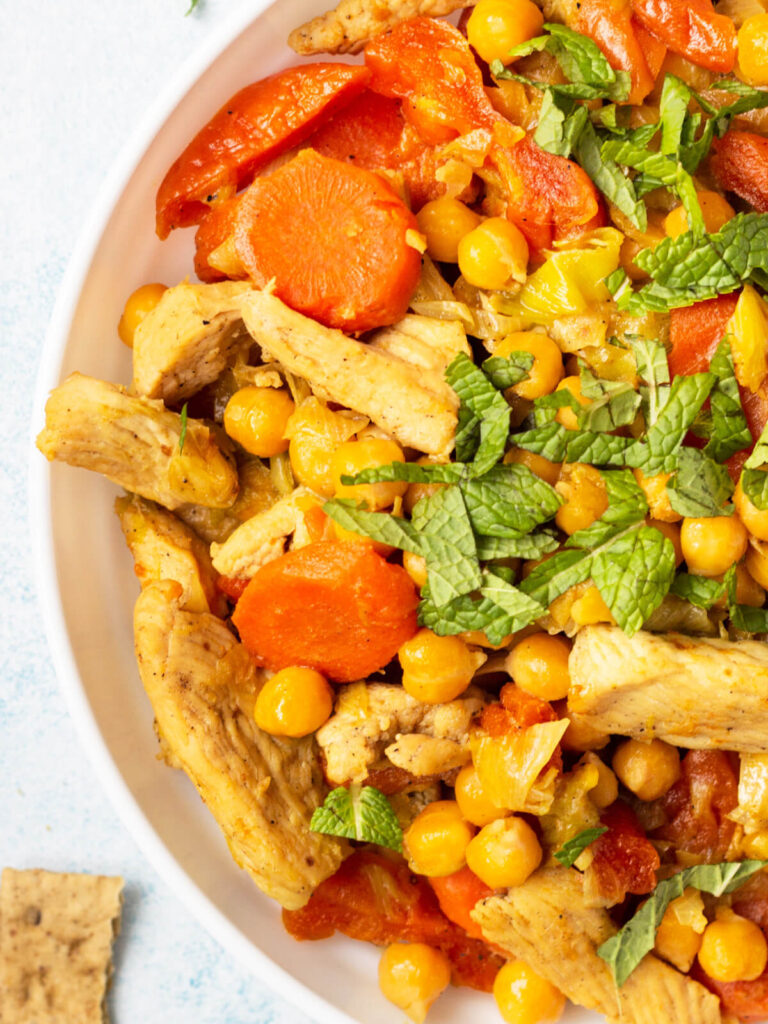 Putenpfanne mit Kichererbsen und getrockneten Aprikosen