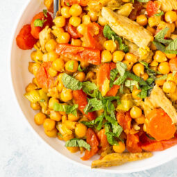 Putenpfanne mit Kichererbsen und getrockneten Aprikosen