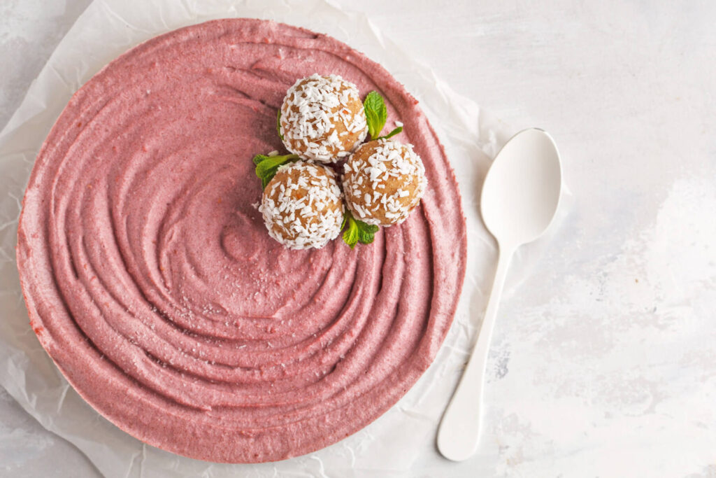 Roher Himbeer-Nuss-Cheesecake (No-Bake & Vegan Raw Cake)