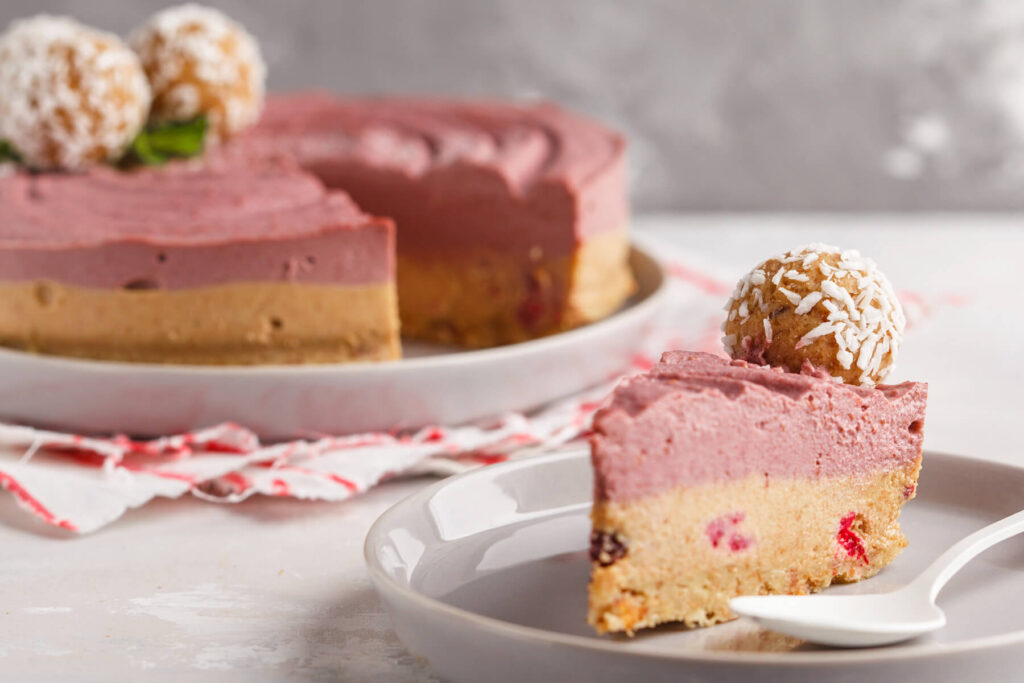 Roher Himbeer-Nuss-Cheesecake (No-Bake & Vegan Raw Cake)