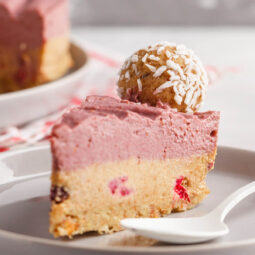 Roher Himbeer-Nuss-Cheesecake (No-Bake & Vegan Raw Cake)