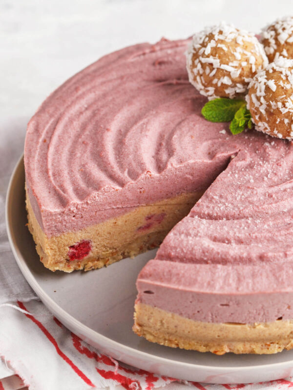 Roher Himbeer-Nuss-Cheesecake (No-Bake & Vegan Raw Cake)