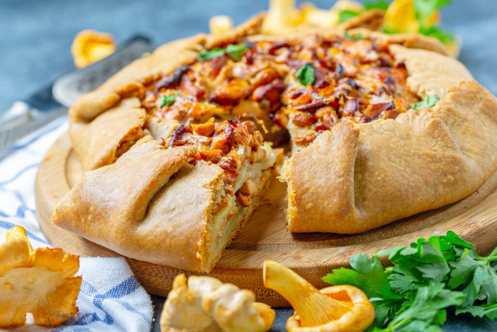Rustikale Galette mit Kartoffeln und Pfifferlingen (Offener Pilzkuchen)