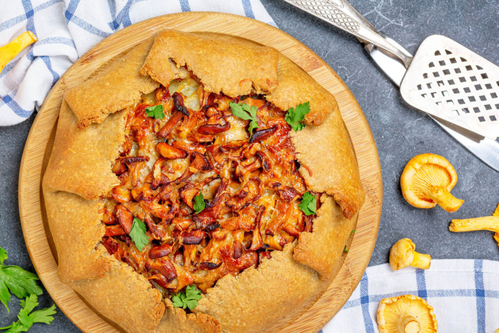 Rustikale Galette mit Kartoffeln und Pfifferlingen (Offener Pilzkuchen)