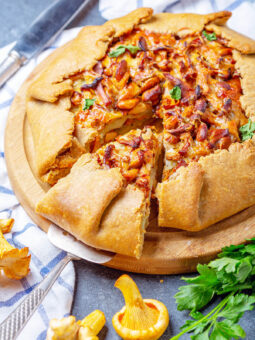 Rustikale Galette mit Kartoffeln und Pfifferlingen (Offener Pilzkuchen)