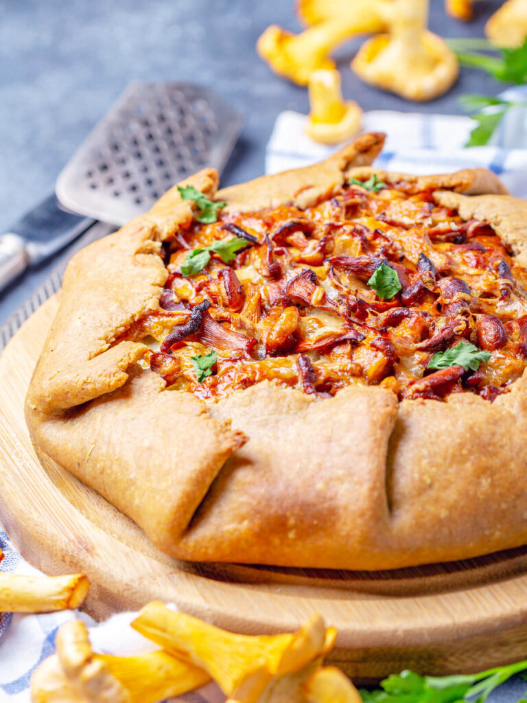 Rustikale Galette mit Kartoffeln und Pfifferlingen (Offener Pilzkuchen)