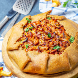 Rustikale Galette mit Kartoffeln und Pfifferlingen (Offener Pilzkuchen)