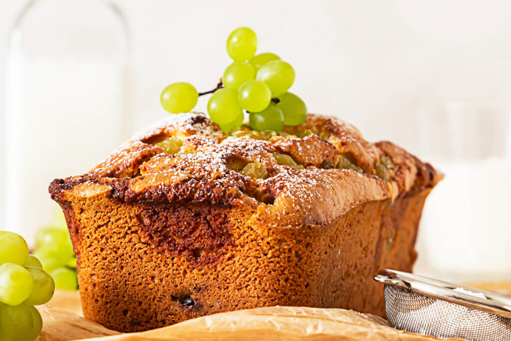 Rustikaler Joghurt-Kastenkuchen mit karamellisierten Trauben