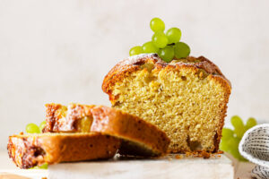 Rustikaler Joghurt-Kastenkuchen mit karamellisierten Trauben