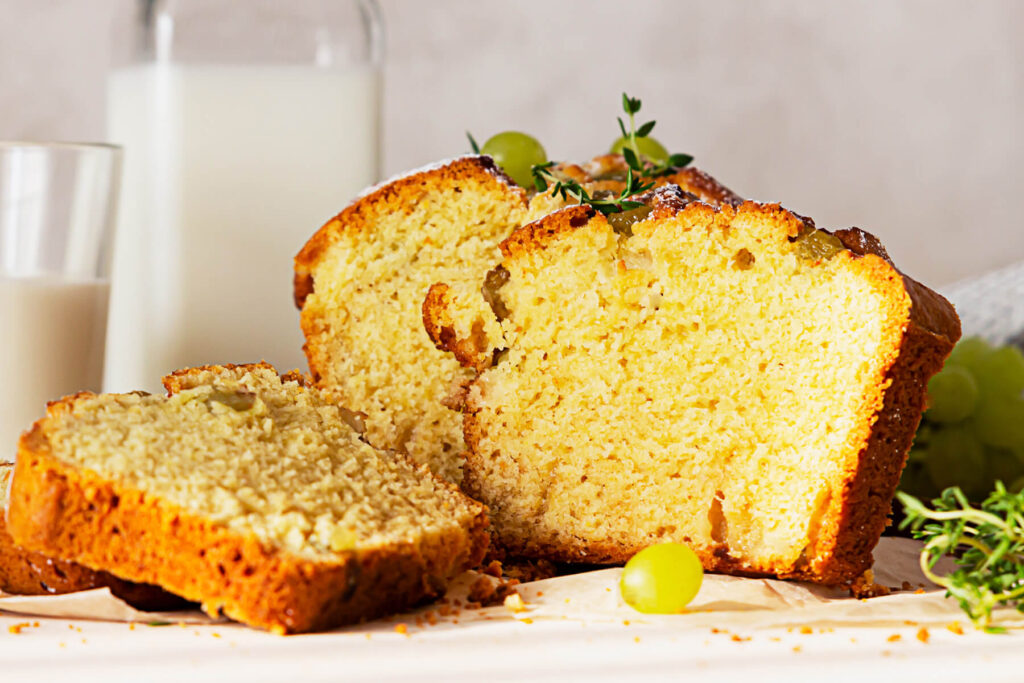 Rustikaler Joghurt-Kastenkuchen mit karamellisierten Trauben