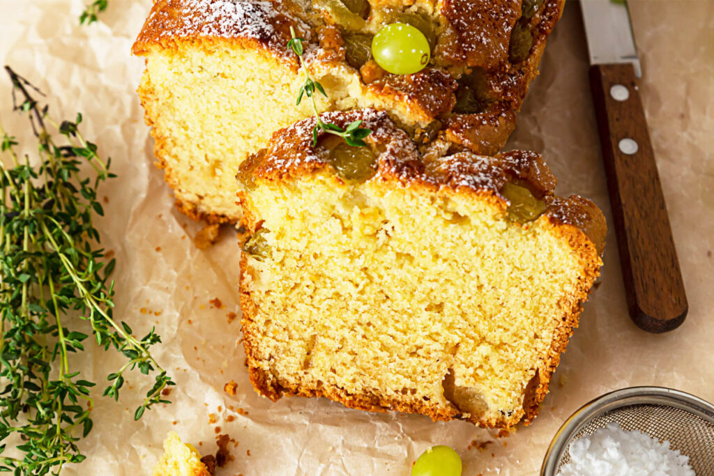 Rustikaler Joghurt-Kastenkuchen mit karamellisierten Trauben