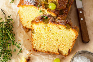 Rustikaler Joghurt-Kastenkuchen mit karamellisierten Trauben