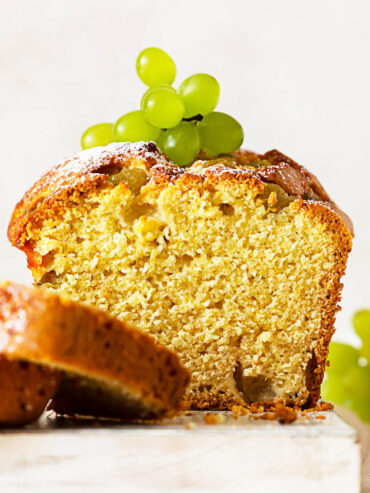 Rustikaler Joghurt-Kastenkuchen mit karamellisierten Trauben
