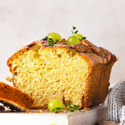 Rustikaler Joghurt-Kastenkuchen mit karamellisierten Trauben