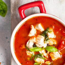Tomatensuppe mit Bulgur und Hähnchenfleisch