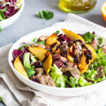 Warmer Salat mit Hähnchenleber und karamellisierter Birne