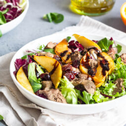 Warmer Salat mit Hähnchenleber und karamellisierter Birne