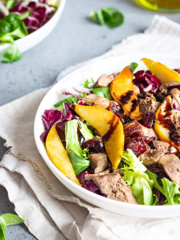Warmer Salat mit Hähnchenleber und karamellisierter Birne