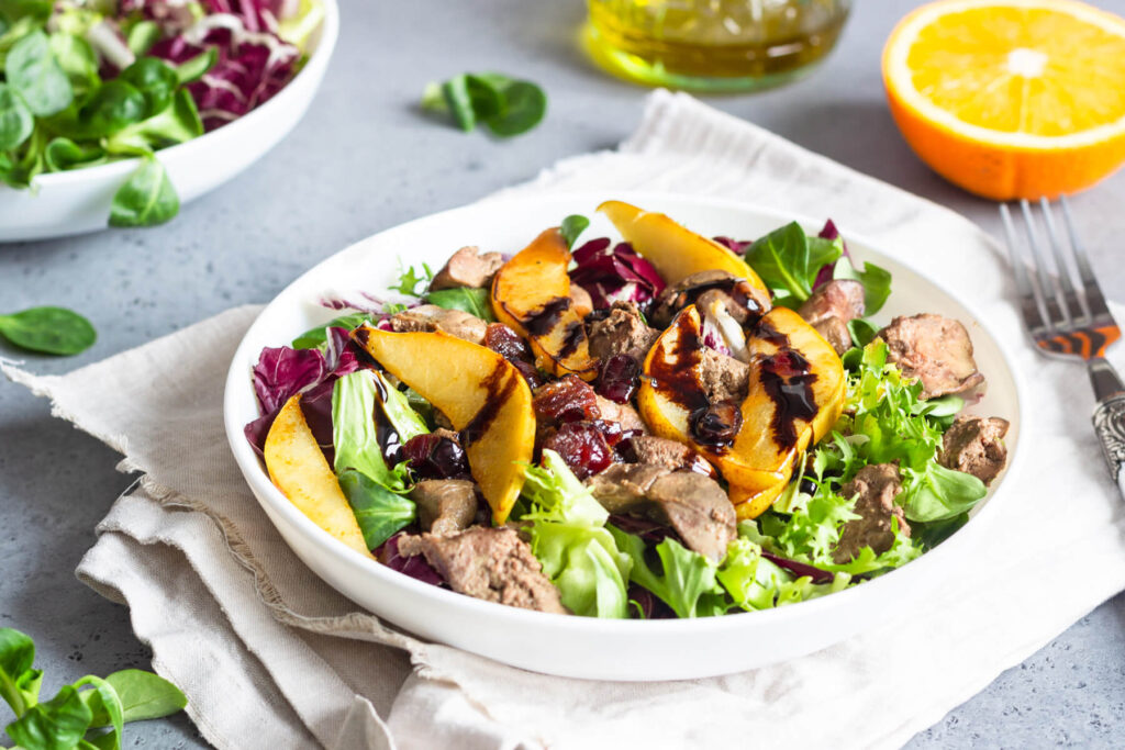 Warmer Salat mit Hähnchenleber und karamellisierter Birne