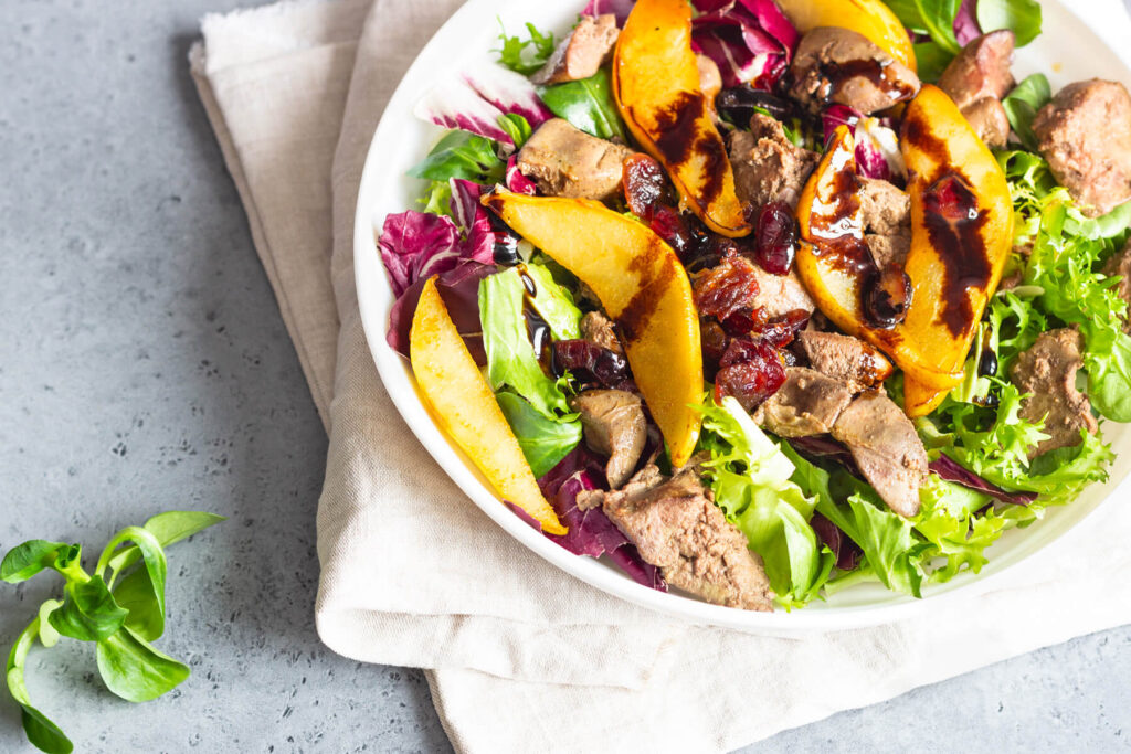 Warmer Salat mit Hähnchenleber und karamellisierter Birne
