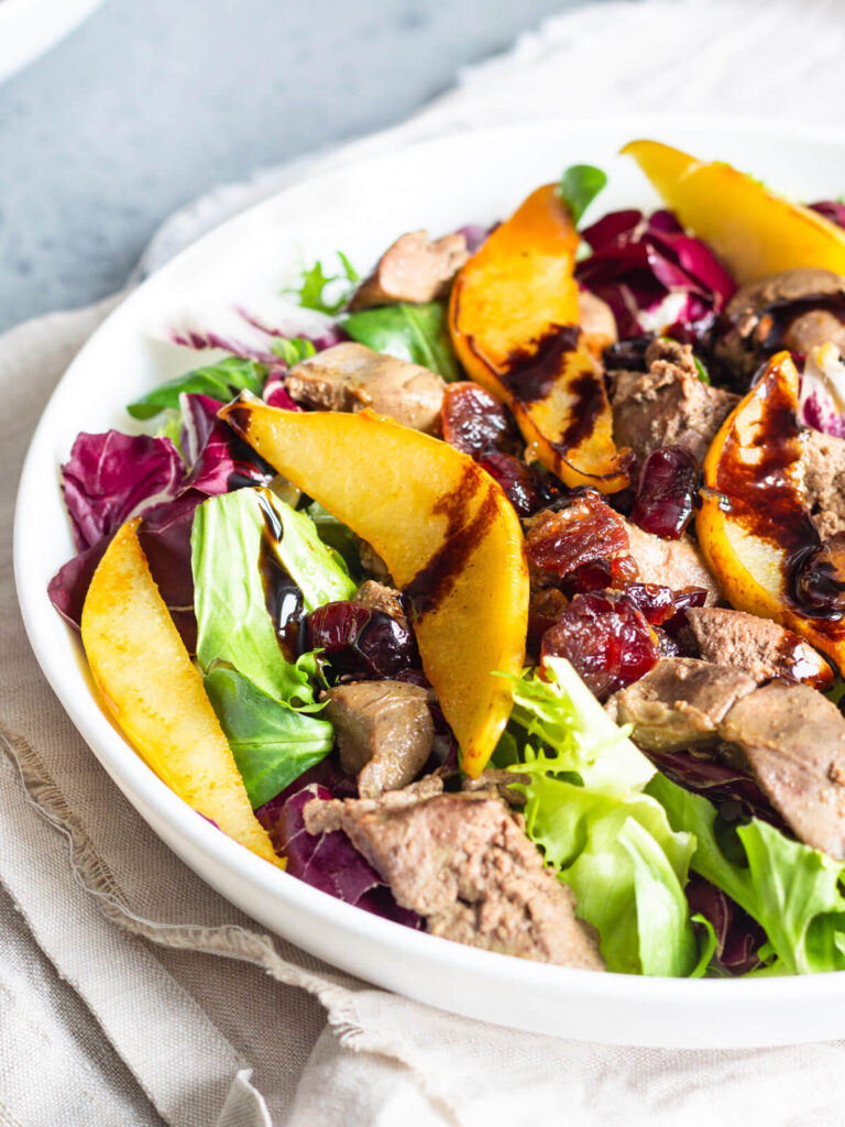 Warmer Salat mit Hähnchenleber und karamellisierter Birne