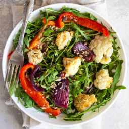 Blumenkohlsalat mit Ofengemüse und Honig-Dressing