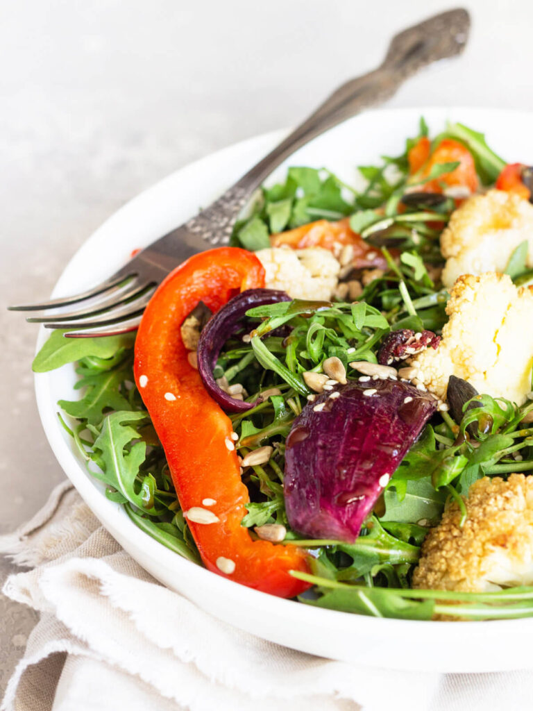 Blumenkohlsalat mit Ofengemüse und Honig-Dressing