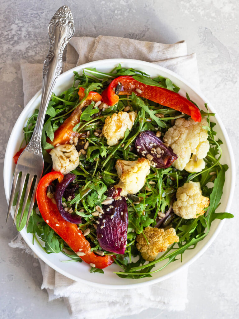Blumenkohlsalat mit Ofengemüse und Honig-Dressing