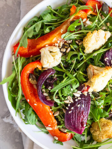 Blumenkohlsalat mit Ofengemüse und Honig-Dressing